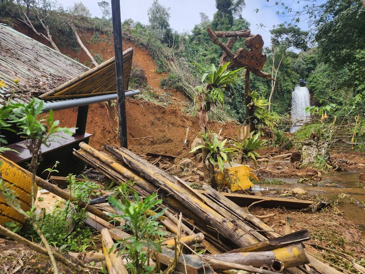 Khu vực thác Pa Sĩ ở Măng Đen tan nát do mưa lũ, địa phương đóng cửa, chưa hẹn ngày mở lại - Ảnh 4.