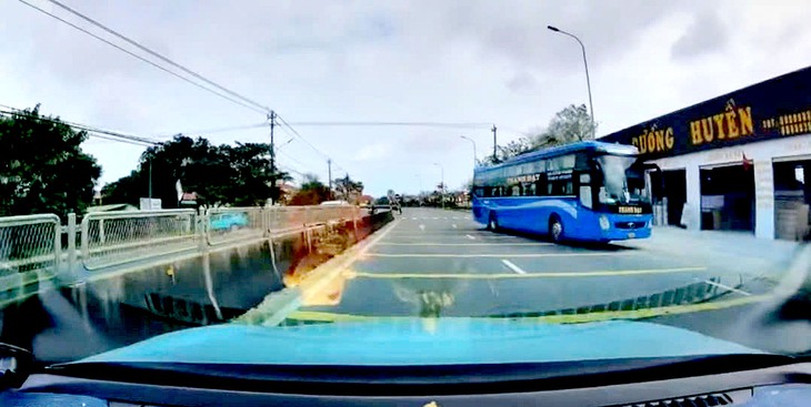 Xe khách đi ngược chiều bị người dân quay clip gửi đường dây nóng CSGT - Ảnh 1.
