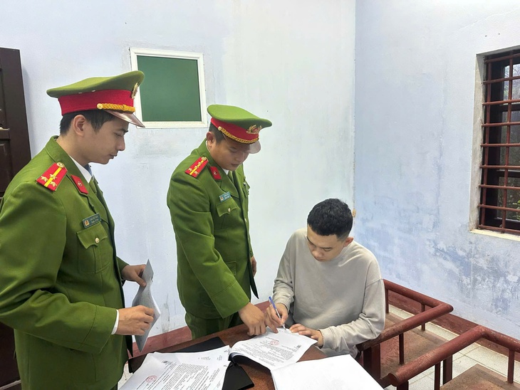 Khởi tố tài xế lao ô tô vào nhóm người trước quán nhậu ở Quảng Trị - Ảnh 1.