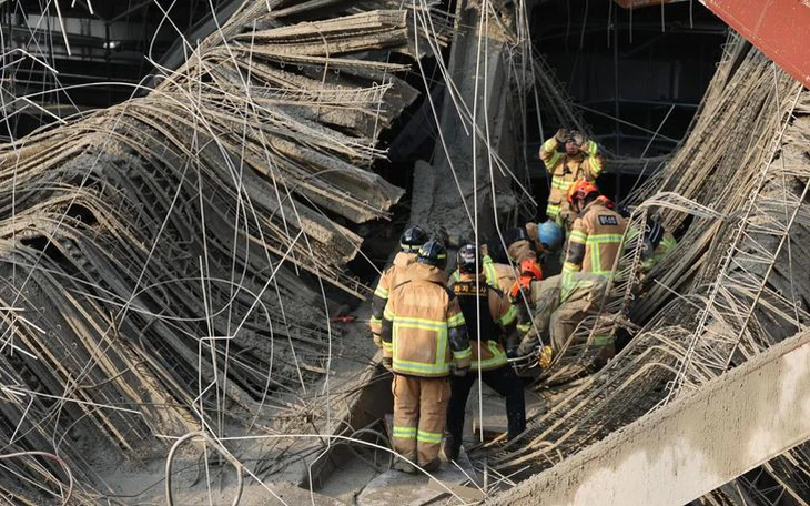 Đắk Lắk nhiều người chui vào bờ kè tránh mưa bất ngờ bị sập - Ảnh 3.