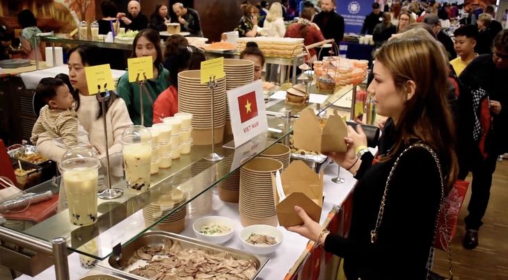 Quảng bá phở ở Ba Lan, phường Xuân Hòa thử thách cộng đồng, ShopeeFood ưu đãi khách đặt phở - Ảnh 1.