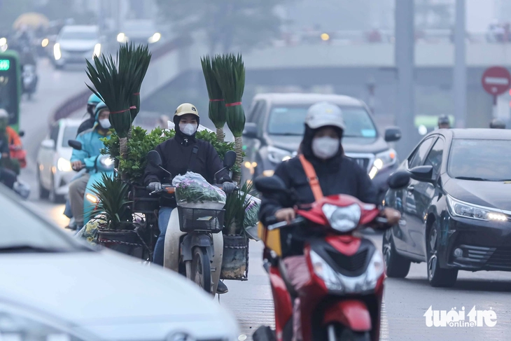 Sáng nay, ô nhiễm không khí ở Hà Nội chuyển sang cảnh báo tím, người dân cần hạn chế ra ngoài - Ảnh 3.