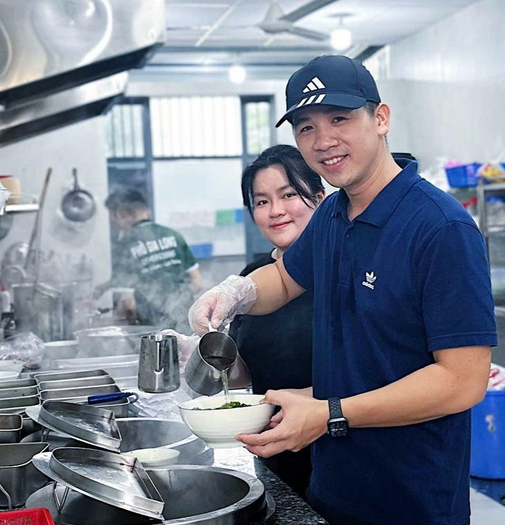 Tour một ngày đến Lái Thiêu: Ăn phở Gia Long, trải nghiệm gốm Thủ Biên - Ảnh 6.