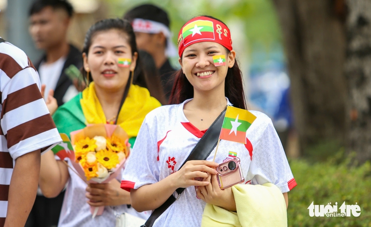 CĐV Myanmar phủ kín sân, 'át vía' tuyển nữ Việt Nam - Ảnh 2.