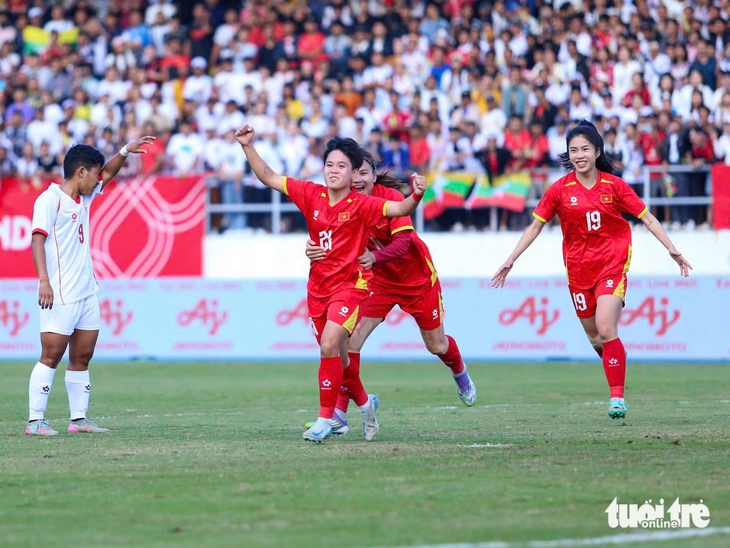 Vạn Sự chia sẻ bí quyết giúp 1m53 vẫn đánh đầu tung lưới Myanmar - Ảnh 1.