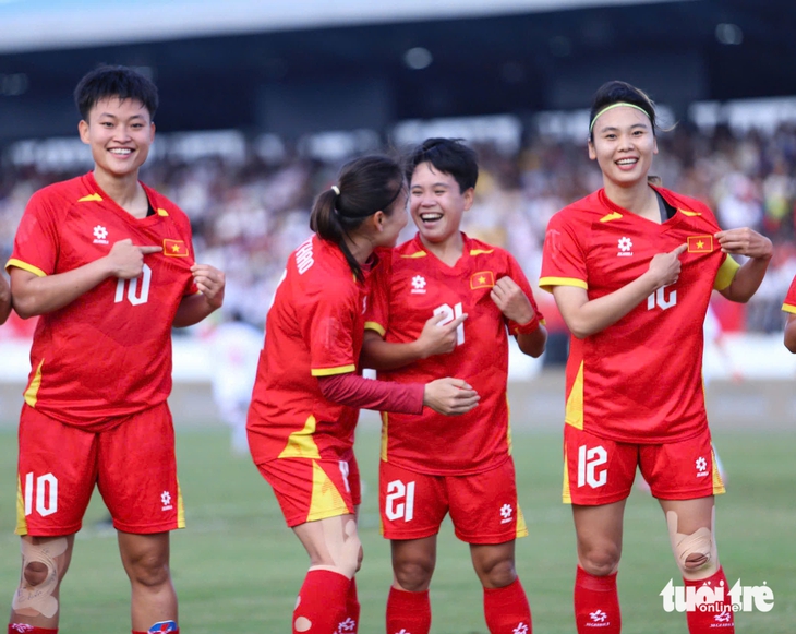 Vạn Sự chia sẻ bí quyết giúp 1m53 vẫn đánh đầu tung lưới Myanmar - Ảnh 2.