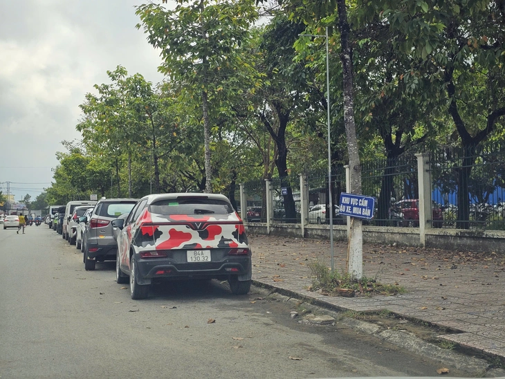 Tùy tiện dựng biển 'cấm đậu xe' ở Cần Thơ - Ảnh 7.