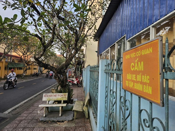 Tùy tiện dựng biển 'cấm đậu xe' ở Cần Thơ - Ảnh 3.