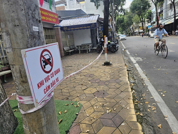 Tùy tiện dựng biển “Cấm đậu xe” ở Cần Thơ - Ảnh 3.