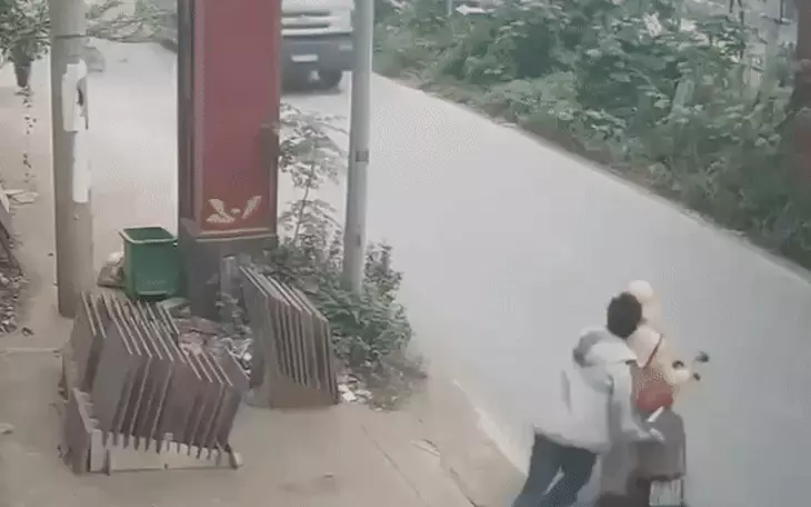 Xin bỏ qua vi phạm nhưng bất thành, tài xế đẩy đại úy cảnh sát vào đầu xe tải - Ảnh 3.