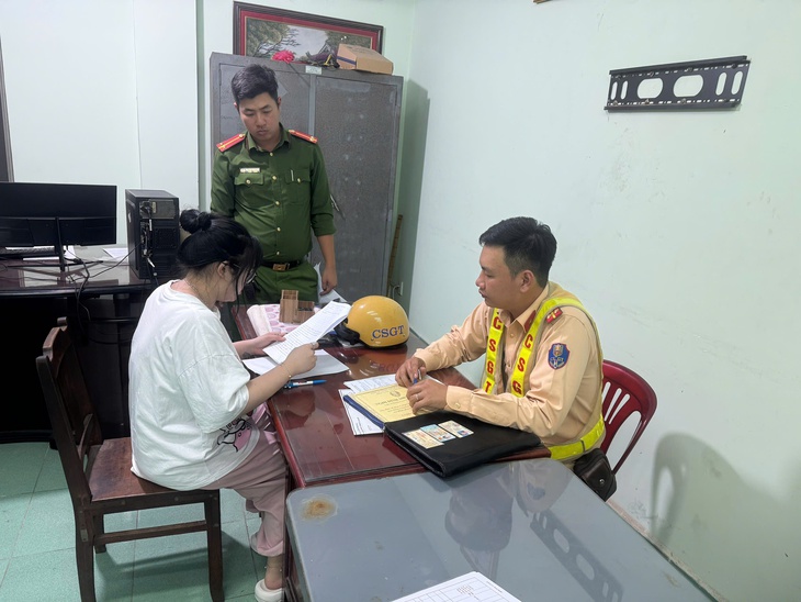 Lập biên bản vi phạm hành chính cô gái đi xe máy buông hai tay rồi vái lạy người đi đường - Ảnh 1. buông hai tay - Ảnh 1.