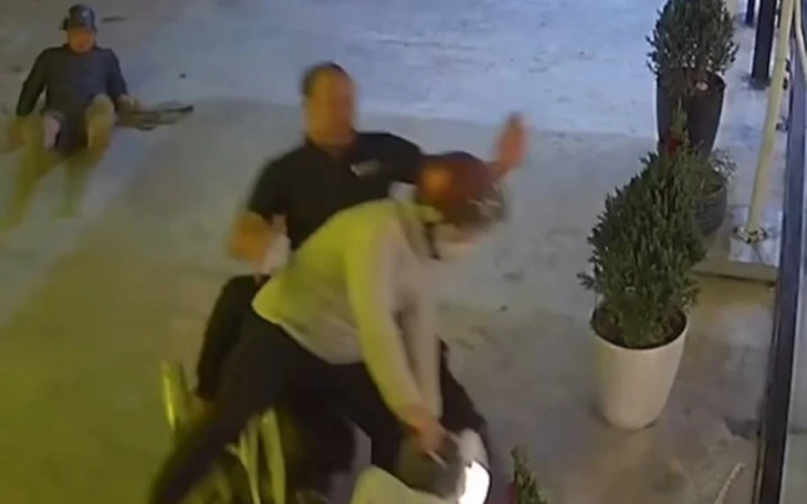 'Bốc đầu' xe máy so kè với xe bồn, thiếu niên bị tịch thu xe - Ảnh 2.