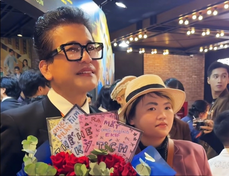 Thực hư MC Thanh Bạch bị ngó lơ, phải xếp hàng dài ở thảm đỏ? - Ảnh 1.