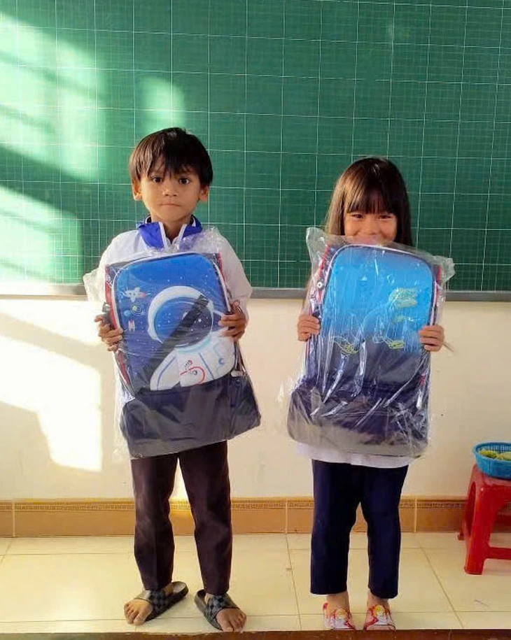 Những chiếc cặp mới và ánh mắt trẻ thơ sau lũ - Ảnh 1. vùng lũ - Ảnh 1.