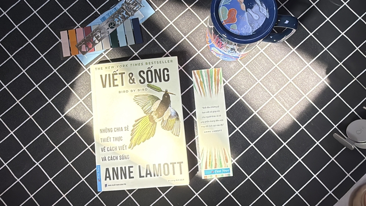 Viết và sống - Người bạn đồng hành cho những ai muốn viết - Ảnh 1. Viết và sống - Ảnh 1.
