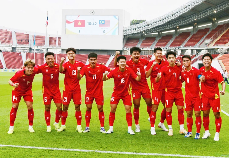 Thủ tướng Phạm Minh Chính chúc mừng hai đội tuyển bóng đá Việt Nam - Ảnh 1.