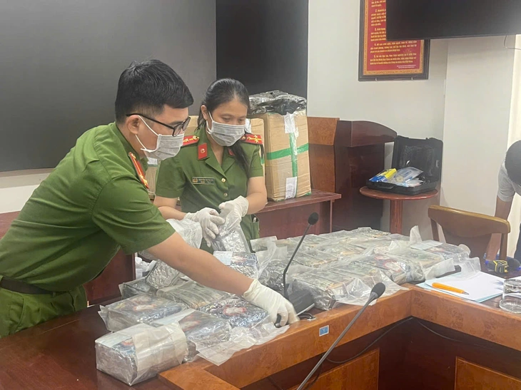 Bộ Công an thưởng nóng lực lượng phá đường dây ma túy xuyên quốc gia, thu 174kg ma túy - Ảnh 3.