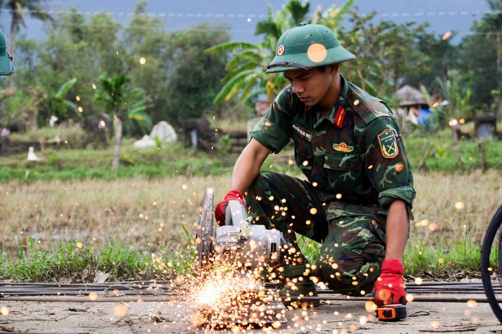 Lũ lịch sử ở Nam Trung Bộ: Từ đau thương tới nỗ lực tái thiết, cả nước chung tay vì 'nghĩa đồng bào' - Ảnh 26.