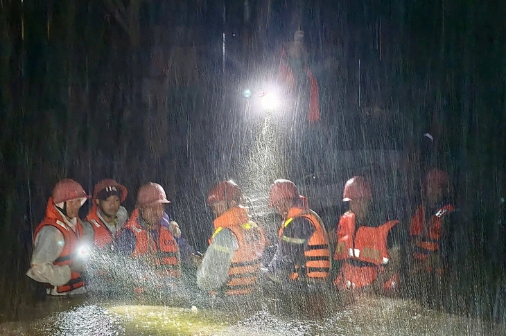 Lũ lịch sử ở Nam Trung Bộ: Từ đau thương tới nỗ lực tái thiết, cả nước chung tay vì 'nghĩa đồng bào' - Ảnh 4.