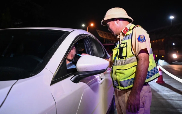 Cuối tuần 'lai rai vài chai', nhiều trường hợp vi phạm nồng độ cồn bị xử lý - Ảnh 9.