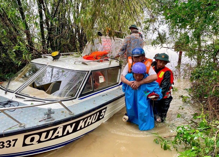 Lũ lịch sử ở Nam Trung Bộ: Từ đau thương tới nỗ lực tái thiết, cả nước chung tay vì 'nghĩa đồng bào' - Ảnh 7.