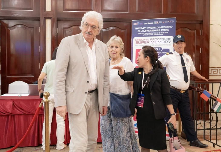 Người 'thuộc' 2.808 lá bài chỉ sau một lần nhìn tiết lộ cách luyện trí nhớ khi tới TP.HCM - Ảnh 1.