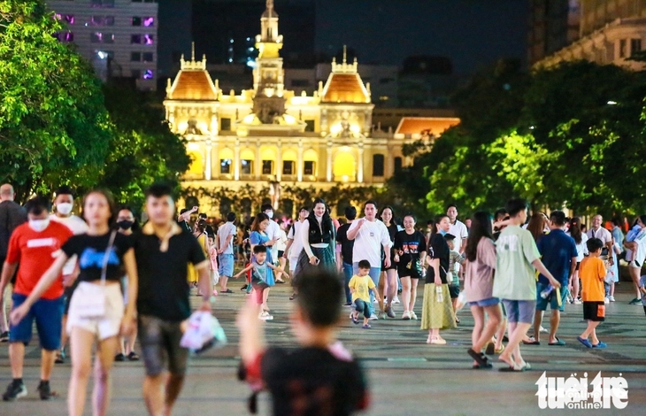 TP.HCM xây 2 cầu đi bộ nối phố đi bộ Nguyễn Huệ với bến Bạch Đằng - Ảnh 2.