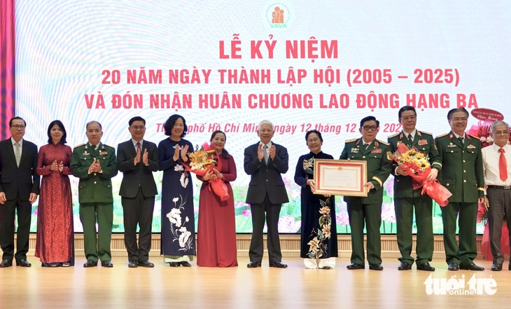 Hội Nạn nhân chất độc da cam TP.HCM nhận Huân chương Lao động hạng ba dịp kỷ niệm 20 năm thành lập - Ảnh 1.