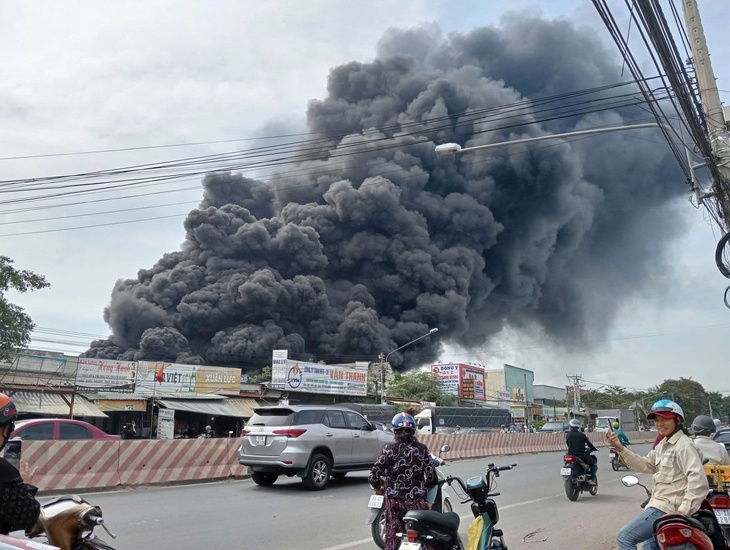 Khu chứa phế liệu ở phường Tây Nam, TP.HCM bốc cháy dữ dội - Ảnh 2.