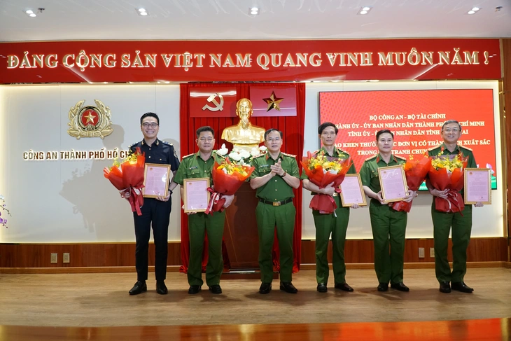 Bộ Công an thưởng nóng lực lượng phá đường dây ma túy xuyên quốc gia, thu 174kg ma túy - Ảnh 1.