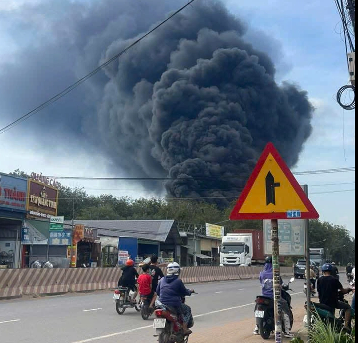 Khu chứa phế liệu ở phường Tây Nam, TP.HCM bốc cháy dữ dội - Ảnh 1.