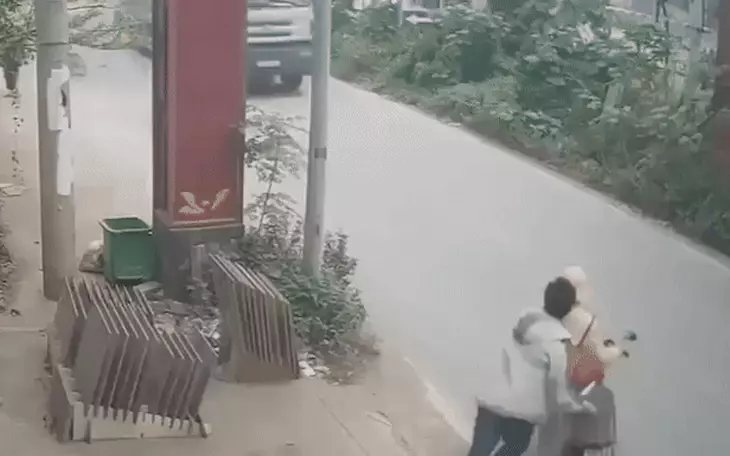 Đẩy đại úy cảnh sát vào đầu xe tải: Khởi tố tài xế về tội giết người - Ảnh 3.