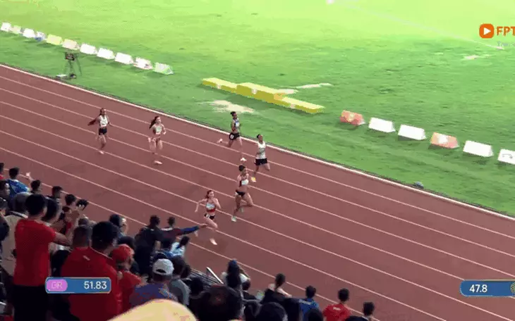 Nữ VĐV trẻ 'nín thở' chờ đợi rồi bật khóc vì tấm huy chương điền kinh quý giá - Ảnh 4.