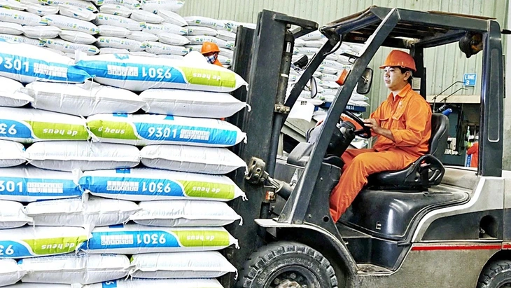 Giá nguyên liệu hạ nhiệt, vì sao thức ăn chăn nuôi vẫn 'đứng giá'? - Ảnh 1. thức ăn chăn nuôi - Ảnh 1.