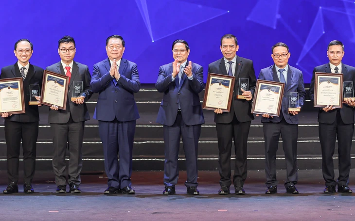 Thủ tướng Phạm Minh Chính điện đàm với Thủ tướng Singapore - Ảnh 2.