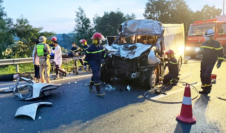 Khởi tố vụ án tai nạn xe khách và xe đầu kéo trên cao tốc, 4 người chết - Ảnh 1.