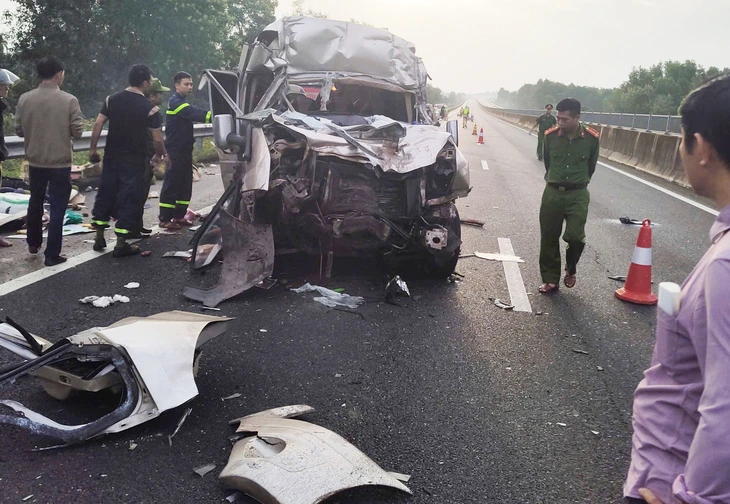 Khởi tố vụ án tai nạn xe khách và xe đầu kéo trên cao tốc, 4 người chết - Ảnh 2.