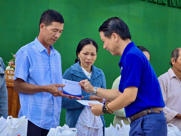 Trung tâm Công tác xã hội thanh thiếu niên Việt Nam mang hàng nghìn suất quà đến vùng lũ Phú Yên cũ - Ảnh 2.