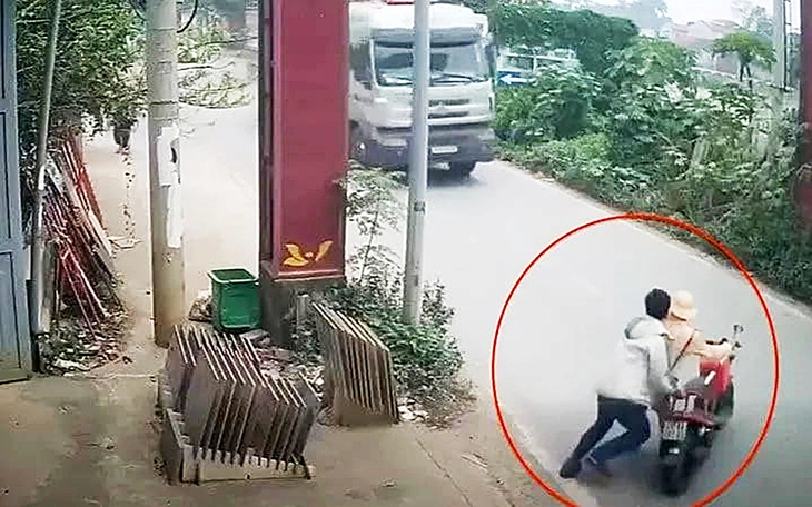 Người đẩy đại úy cảnh sát giao thông vào đầu xe tải từng nhốt công an xã trong nhà - Ảnh 3.