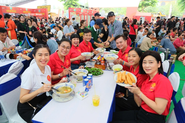 Văn nghệ sĩ dự khai mạc Ngày của Phở: Nghe mùi phở thôi đã thấy thèm - Ảnh 1. Ngày của Phở - Ảnh 1.