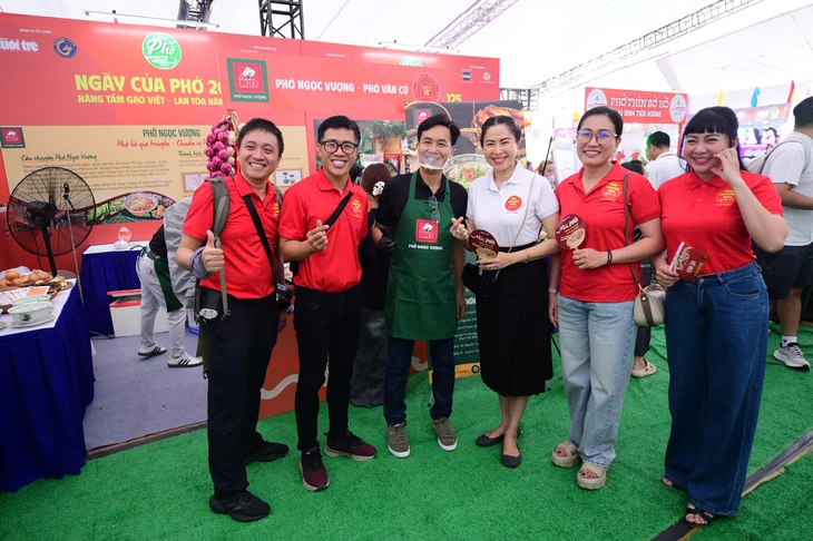 Văn nghệ sĩ dự khai mạc Ngày của Phở: Nghe mùi phở thôi đã thấy thèm - Ảnh 2. Ngày của Phở - Ảnh 2.