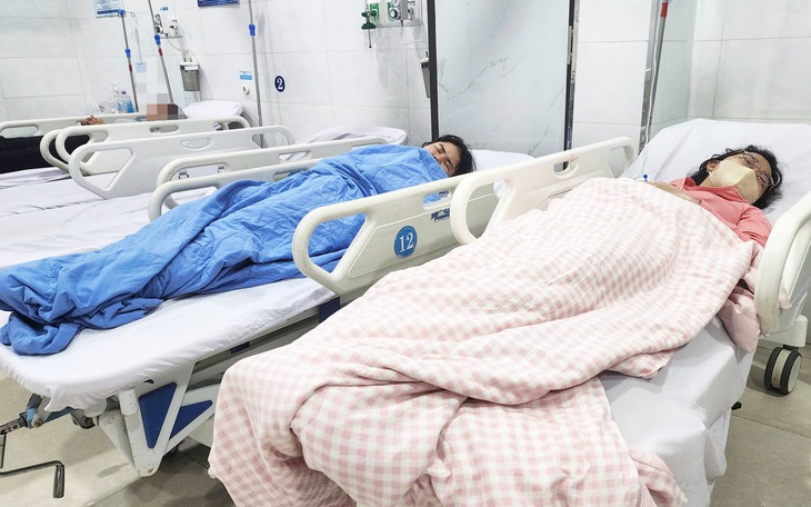 Rất nhiều người nghi ngộ độc sau khi ăn bánh mì H.V. ở Quảng Ngãi đang nhập viện - Ảnh 4.