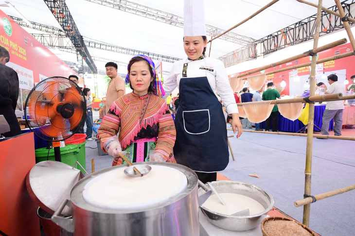 Rộn ràng tại Ngày của Phở, nhiều quán phục vụ vài tiếng đã sạch nồi - Ảnh 3. Phở cháy hàng, nhiều quầy 'treo nồi', đợi nồi nước lèo sau - Ảnh 3.