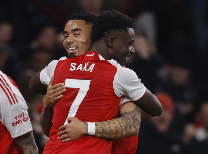 Không ghi được bàn nào, Arsenal vẫn giành chiến thắng nhờ... đối thủ 2 lần 'đốt lưới nhà' - Ảnh 1.