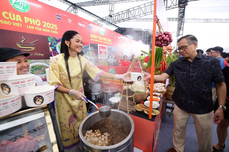 Văn nghệ sĩ dự khai mạc Ngày của Phở: Nghe mùi phở thôi đã thấy thèm - Ảnh 7. Ngày của Phở - Ảnh 6.