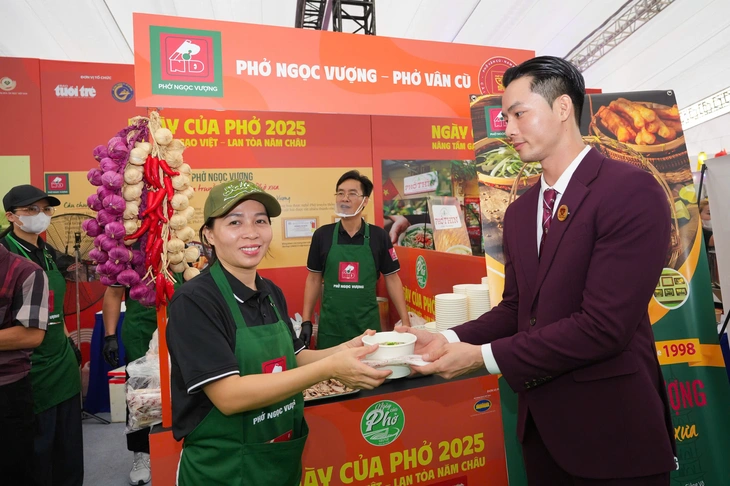 Văn nghệ sĩ dự khai mạc Ngày của Phở: Nghe mùi phở thôi đã thấy thèm - Ảnh 5. Ngày của Phở - Ảnh 5.