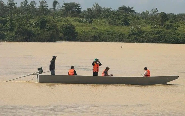 Tàu cá trôi dạt vào bãi tắm Cửa Tùng, ngư dân ra khơi một mình nghi mất tích - Ảnh 3.