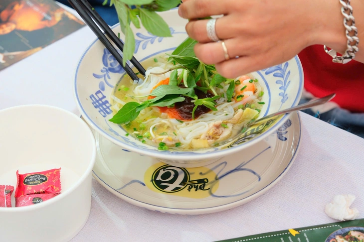 Văn nghệ sĩ dự khai mạc Ngày của Phở: Nghe mùi phở thôi đã thấy thèm - Ảnh 8. Nghệ sĩ đến Ngày của Phở: Mê mẩn những gian hàng cắt bánh phở thủ công - Ảnh 7.