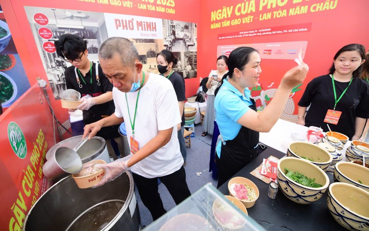 Phở Ta  lạ miệng với phở yến và phở tôm tại Ngày của phở  - Ảnh 6.