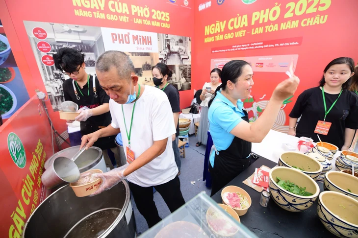 Rộn ràng tại Ngày của Phở, nhiều quán phục vụ vài tiếng đã sạch nồi - Ảnh 1. Ngày của Phở - Ảnh 1.